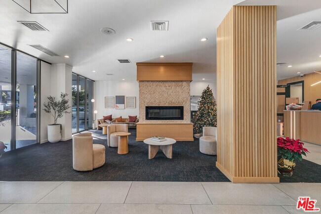 Building Photo - 7135 Hollywood Blvd