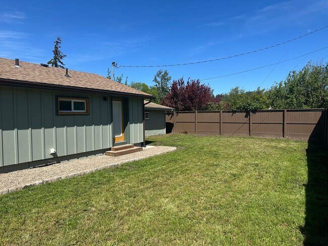 Building Photo - Updated 2 bedroom 2 bath house with a deta...