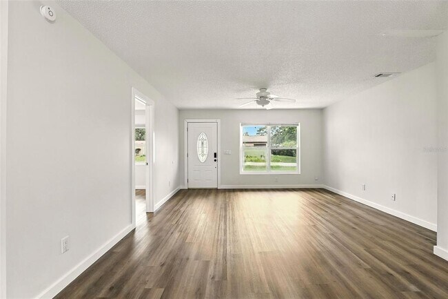 Building Photo - 102 Ventura Dr