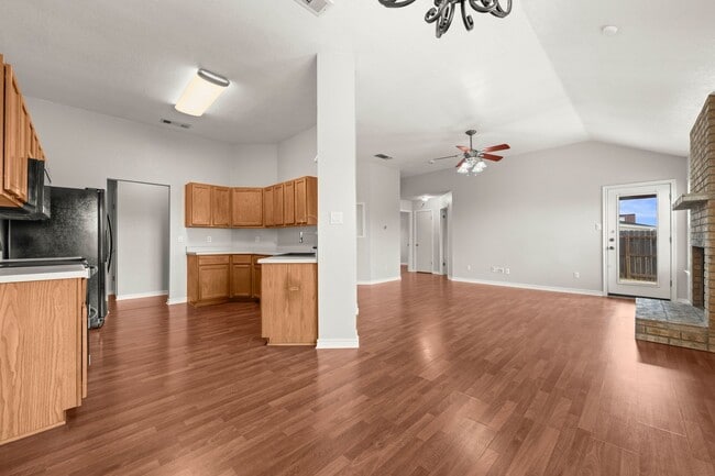 Building Photo - Available NOW!!!! This 3 bedroom, 2 bath, 2 car garage home has no carpet. All flooring is LVP an...