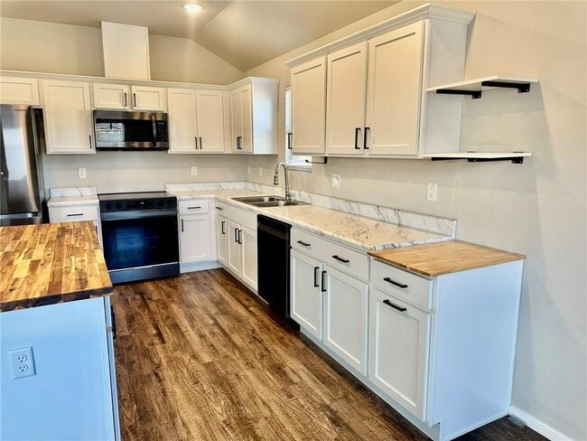 Building Photo - 920 Queen St