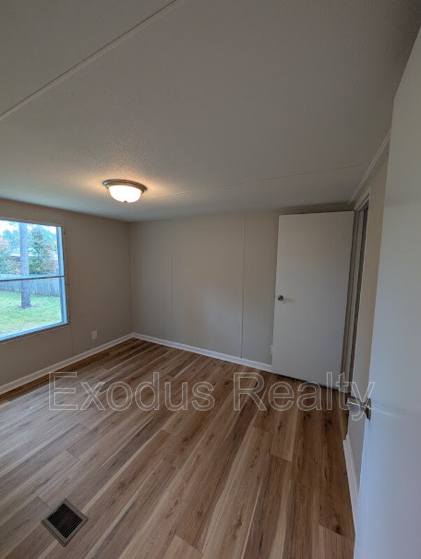 Building Photo - 45 Castle Wood