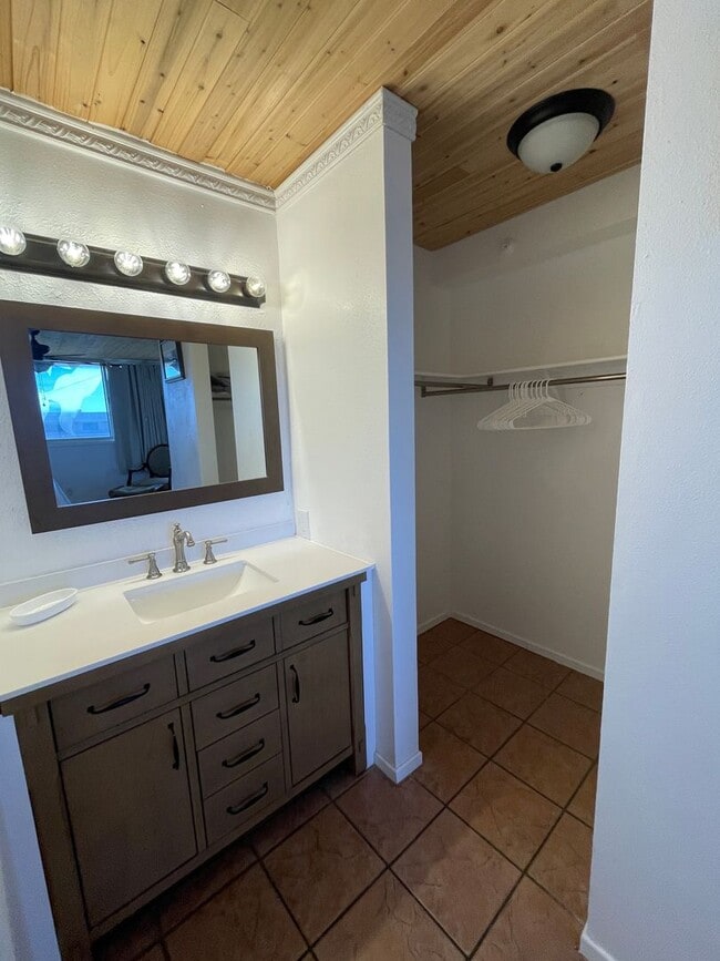 Building Photo - Royal Kahana Top Floor 2 bed/2bath