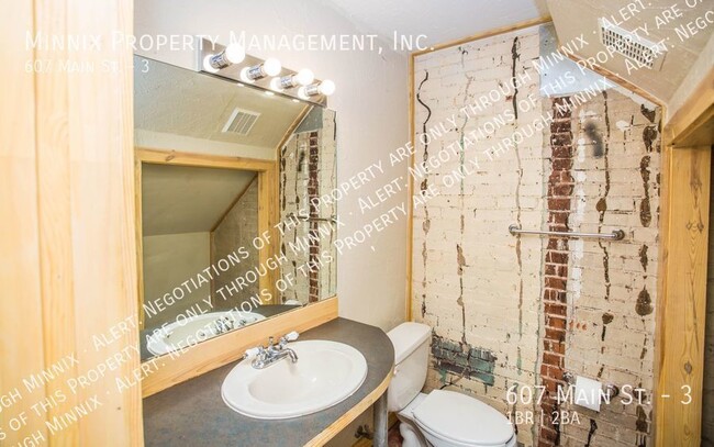 Building Photo - 607 Main St. #03