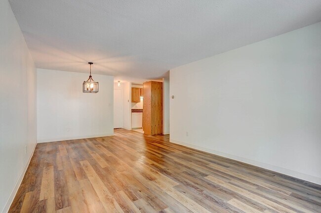Building Photo - 7 Greenbriar Dr