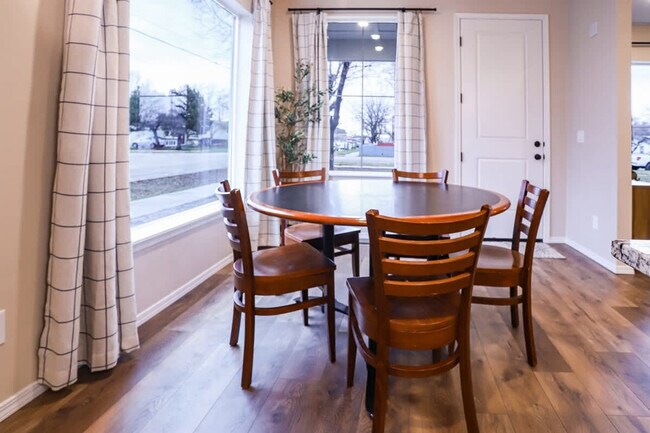 Building Photo - 717 E Elgin St