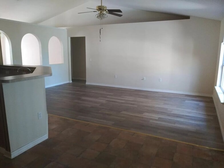 Building Photo - 14169 Spring Hill Dr