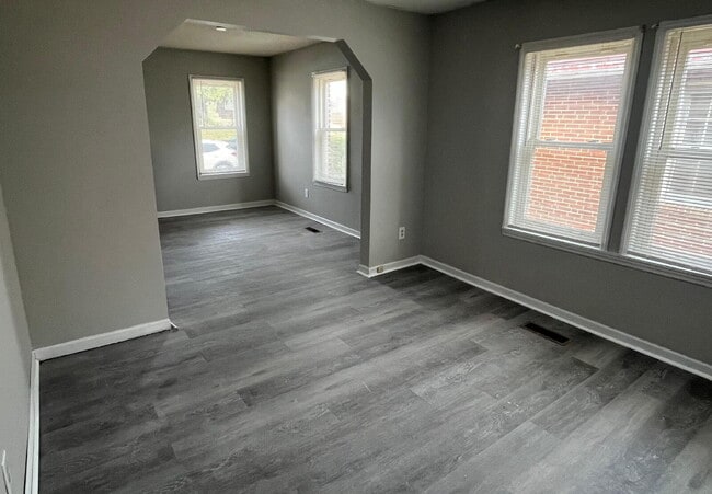 Building Photo - "Charming 3-Bedroom Home with Cozy Fireplace & Gleaming Hardwood Floors!" SECTION 8 PREFERRED!