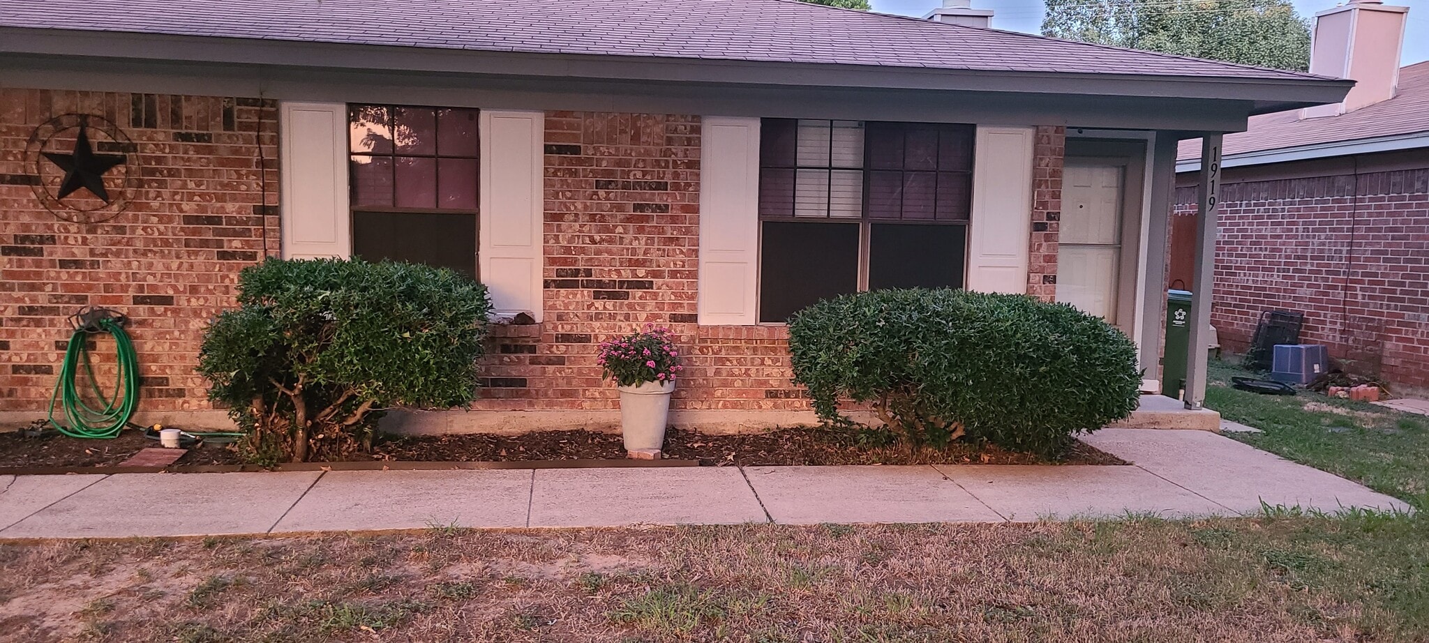 Building Photo - 1919 Tanglewood Dr