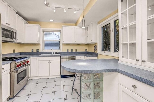Building Photo - 5160 N Bay Ridge Ave