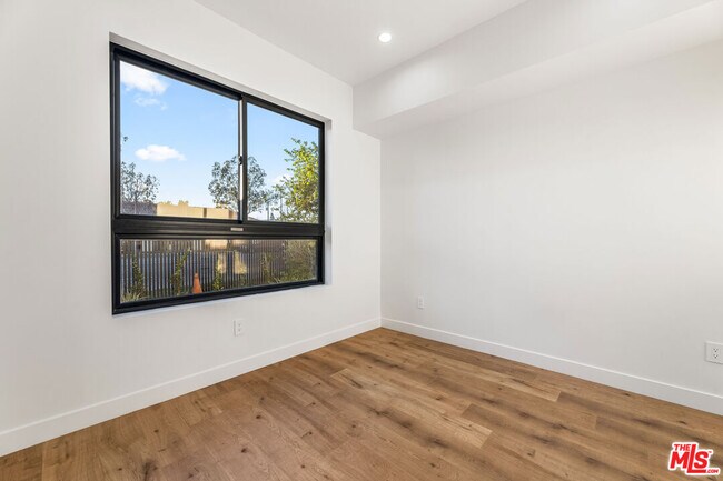 Building Photo - 5120 1/2 Laurel Canyon Blvd