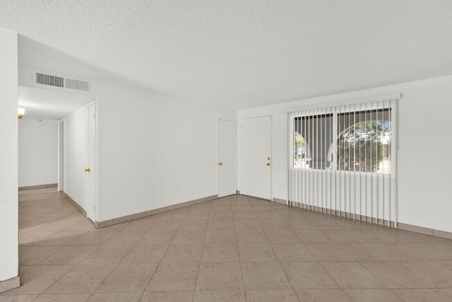Building Photo - Great 3 bed 2 bath home with a pool!