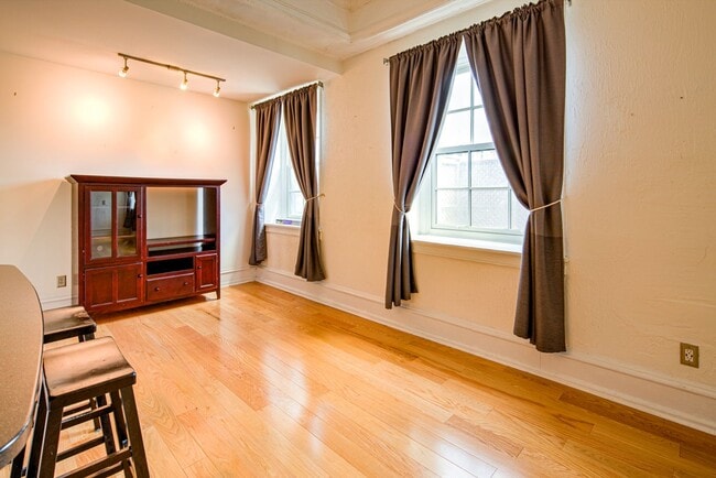 Building Photo - Welcome to the Baynard House; Elegant, Spacious & Bright Showing- Coming Soon