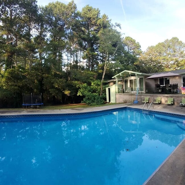 Building Photo - 2540 Lake Capri Rd NW