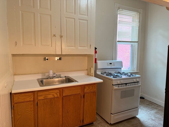 Building Photo - First Floor 1 Bedroom w/ BONUS ROOM and Ce...