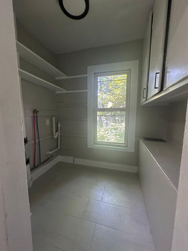 Building Photo - 47 Hart St