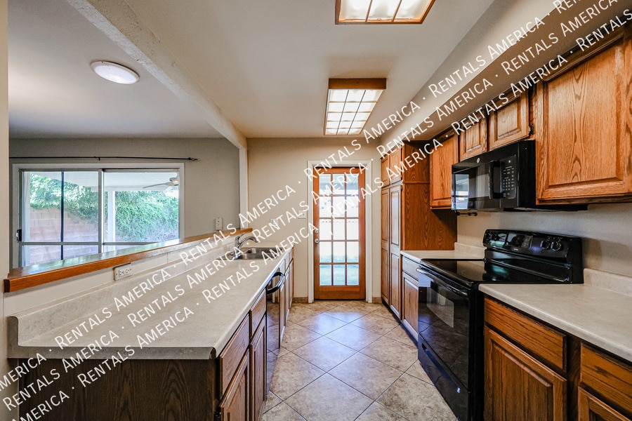 Building Photo - 2421 S Terrace Rd