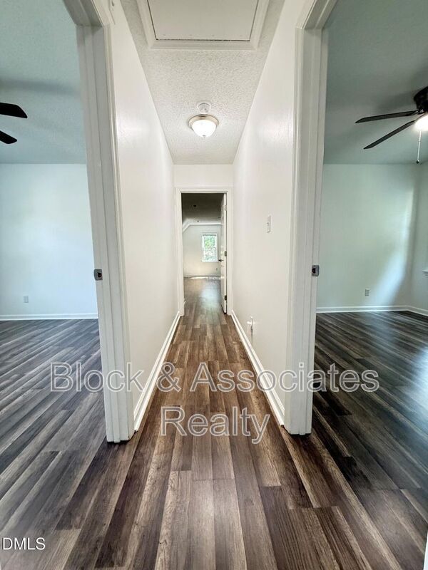 Building Photo - 401 Holly Berry Ln