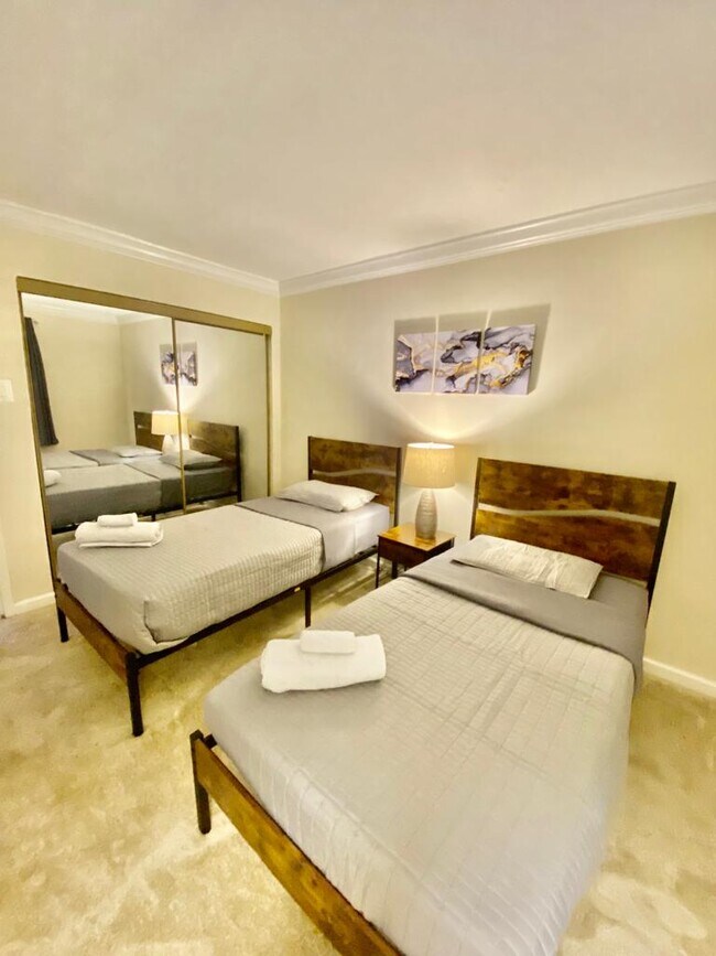 Building Photo - 2624 Redcoat Dr