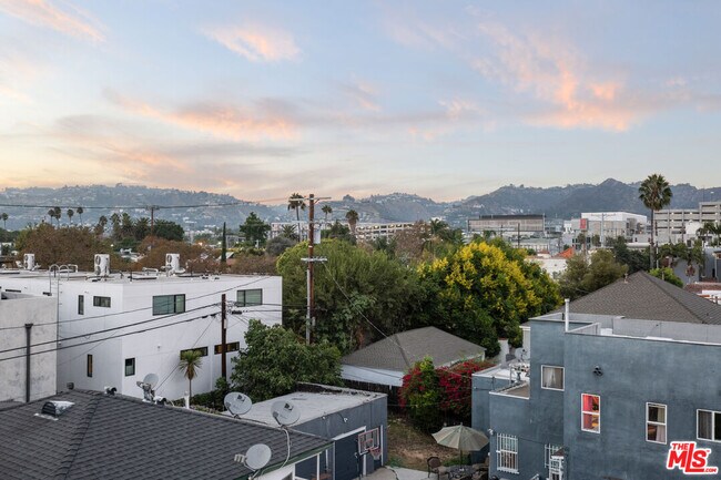 Building Photo - 807 N Detroit St