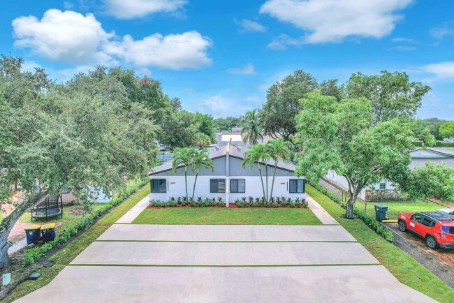 Building Photo - 2460 SW 58th Manor