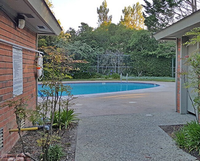 Building Photo - Beautiful Capitola Condo minutes from Capitola Village!