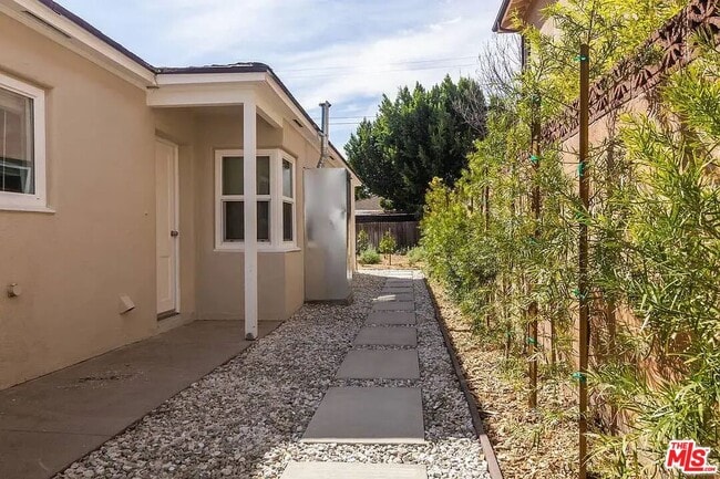 Building Photo - 539 S Parish Pl