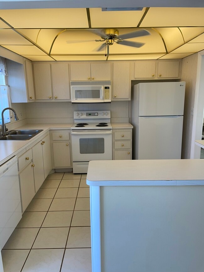 Building Photo - 4750 Cove Cir