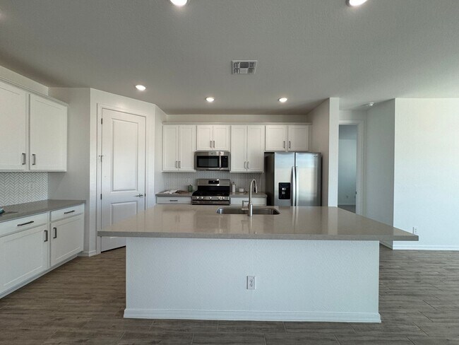 Building Photo - 3 bed 2.5 bath brand new home