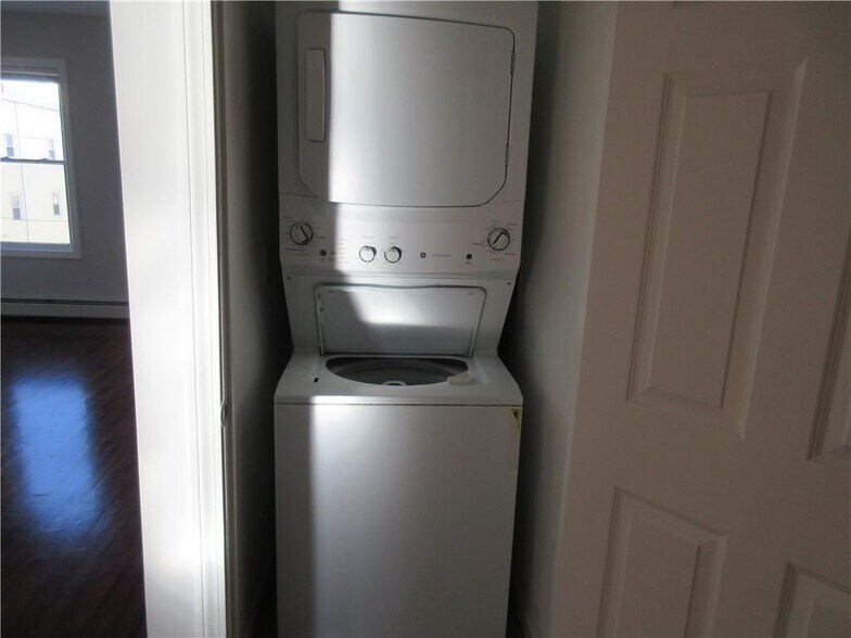 Building Photo - 379 E School St