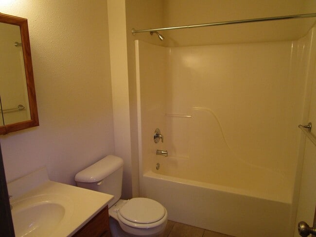 Building Photo - 707-707 Glenstone Dr