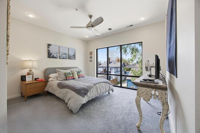 Building Photo - 261 S Limestone