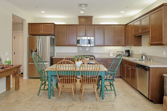 Building Photo - Fully Furnished 2-Bed, 2.5-Bath Home with ...