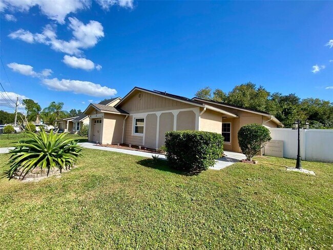 Building Photo - 880 Nelson Dr