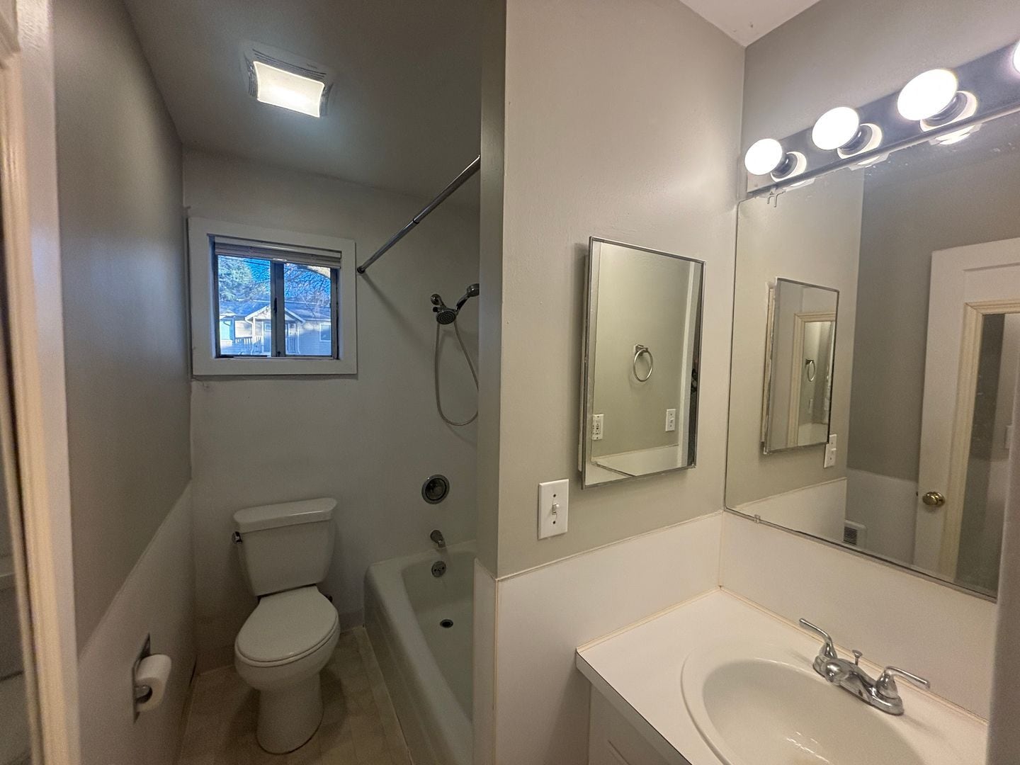 Building Photo - Kostar Duplex