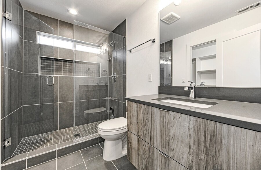 Primary bathroom - 5846 SE Woodstock Blvd