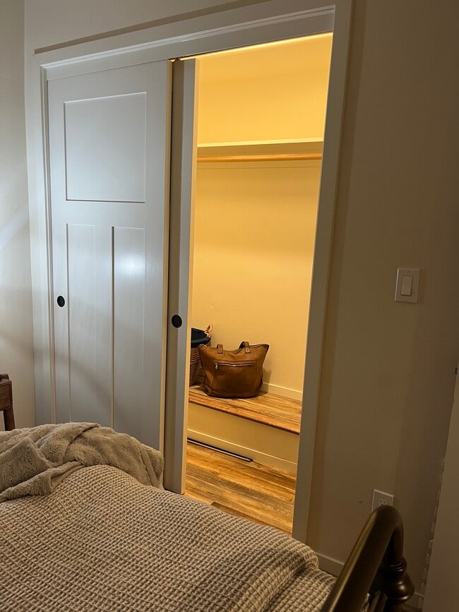 Building Photo - 1174 Ella St