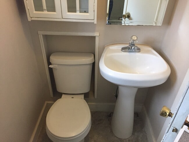 Building Photo - Single Family House 2 Bedroom, 2 Full Bath...