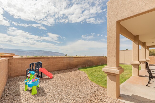 Building Photo - Beautiful 3 Bed 2 Bath Home