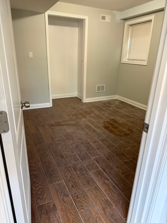 Building Photo - 1648 N McVicker Ave