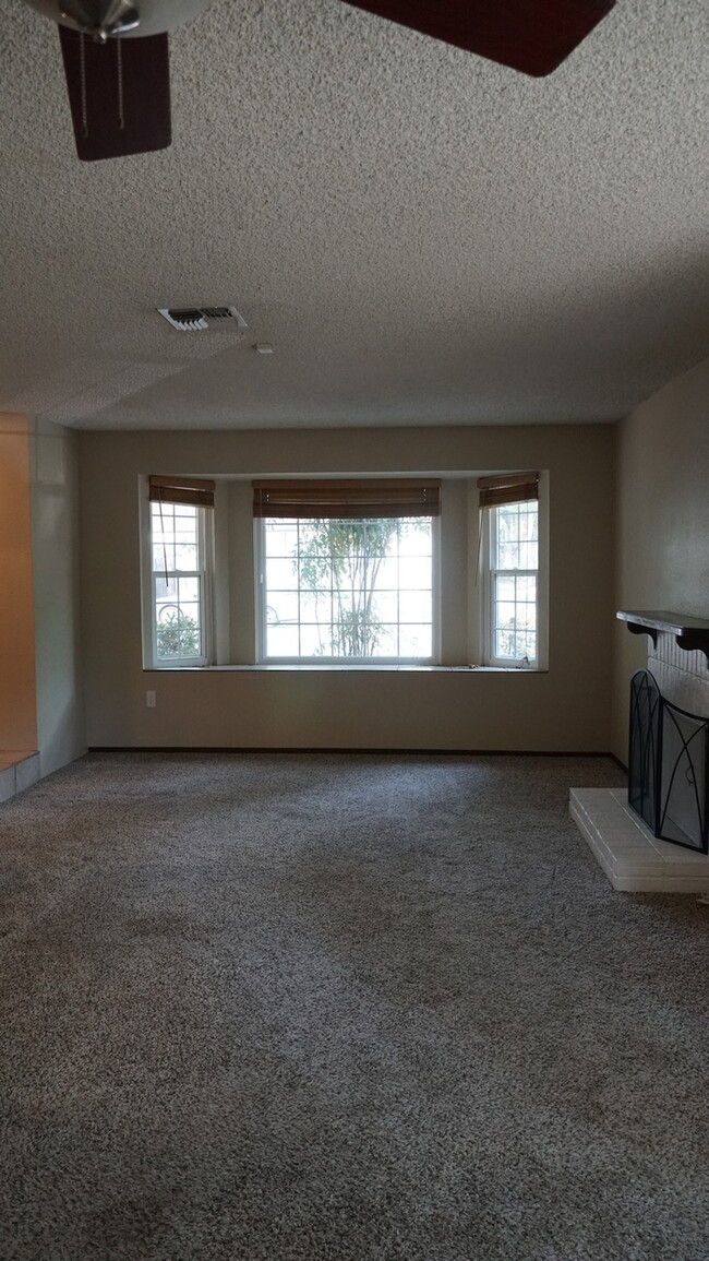 Building Photo - Charming 2 bed, 2.5 ba, 1250 sq. ft. duple...