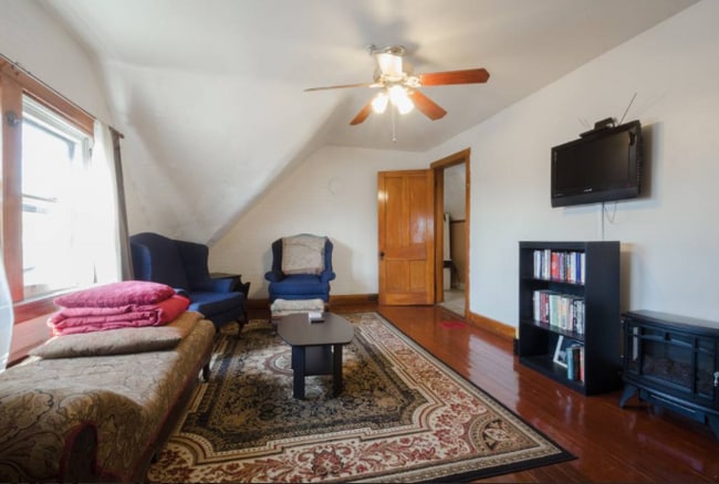 Building Photo - 2451 Maplewood Ave