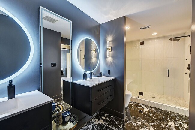 Building Photo - Modern High End Luxury Condo in Uptown Charlotte