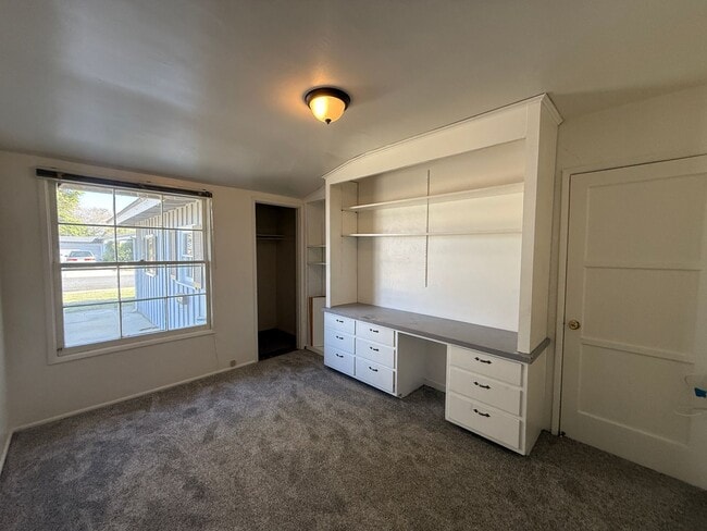 Building Photo - Centrally Located Single Story Ranch Style...