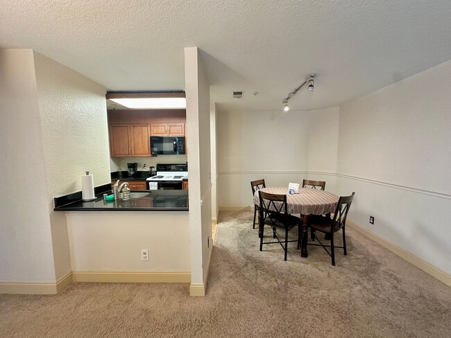 Building Photo - Two Bedroom Two Bath Condo Available in Wa...