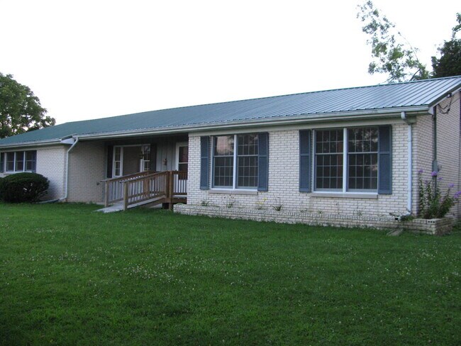 Building Photo - Private Farm House, Lots of Space, Country...