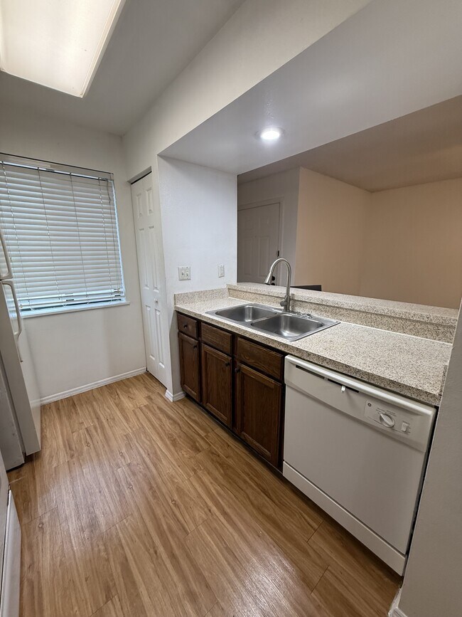Building Photo - 151 Waterfall Way
