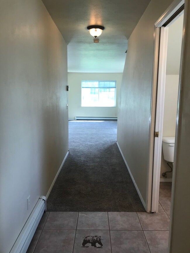 Building Photo - 2 Bedroom 1.5 Bathroom apartment Centrally...