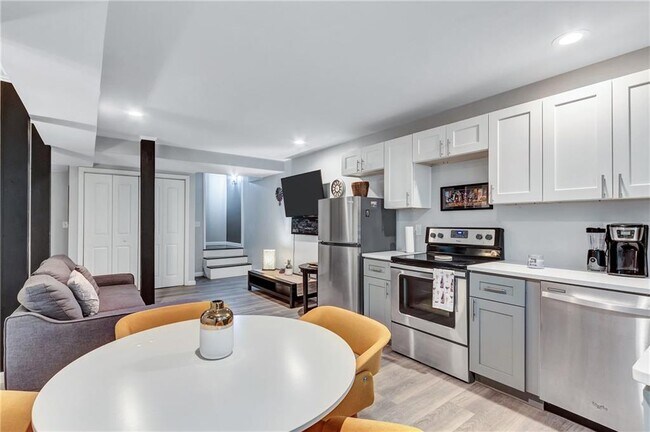 Building Photo - 2418 Bollingbrook Dr SW