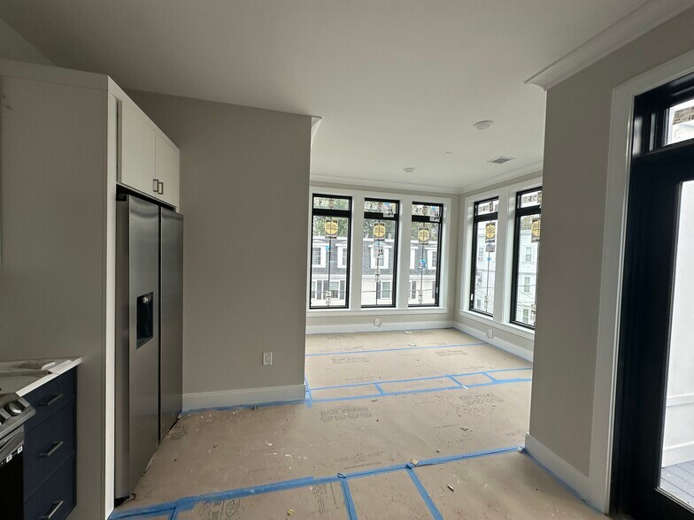 Building Photo - 159 Everett St
